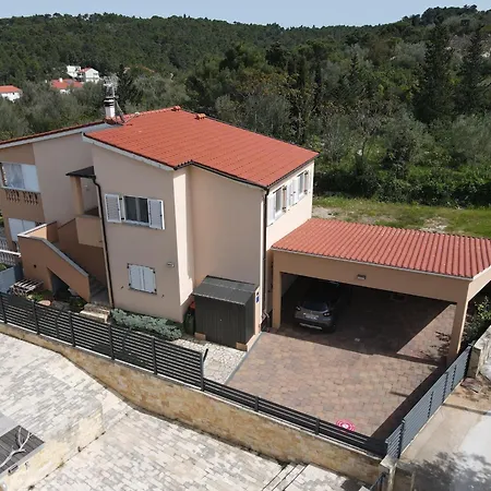 Daire With Parking Space Lukoran, Ugljan - 24366 *